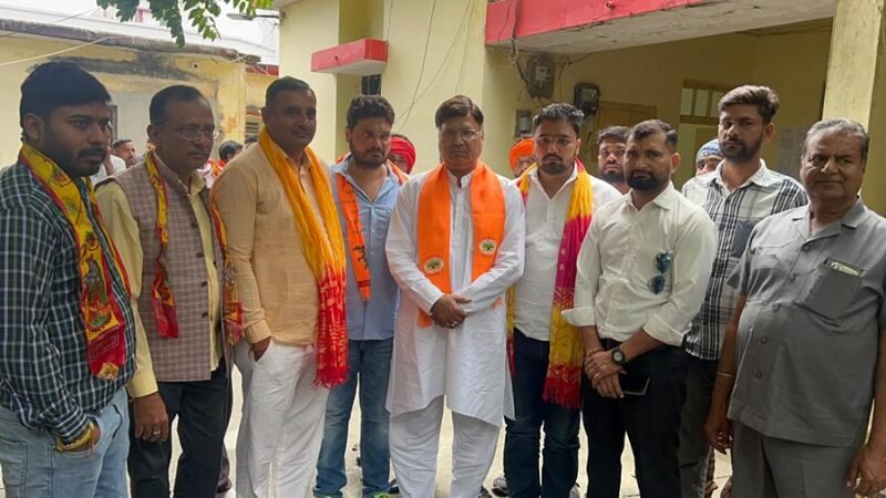 नवरात्रों में मीट की दुकानें बंद कराने और अतिक्रमण हटाने की मांग, विहिप ने किया प्रदर्शन