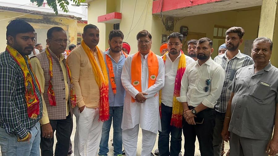 नवरात्रों में मीट की दुकानें बंद कराने और अतिक्रमण हटाने की मांग, विहिप ने किया प्रदर्शन