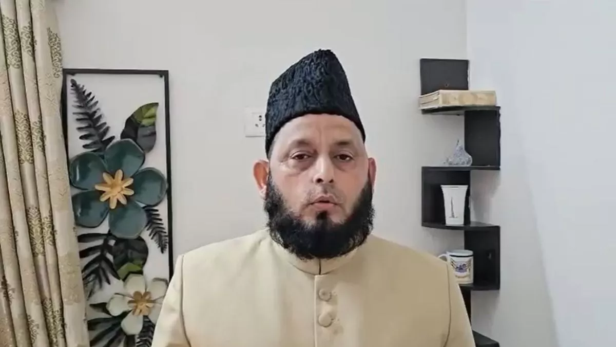 फारूक अब्दुल्ला के बयान पर भड़के मौलाना खालिद रशीद, बोले- जम्मू-कश्मीर भारत का अभिन्न अंग, किसी दूसरे देश की सुरक्षा का दावा अस्वीकार्य
