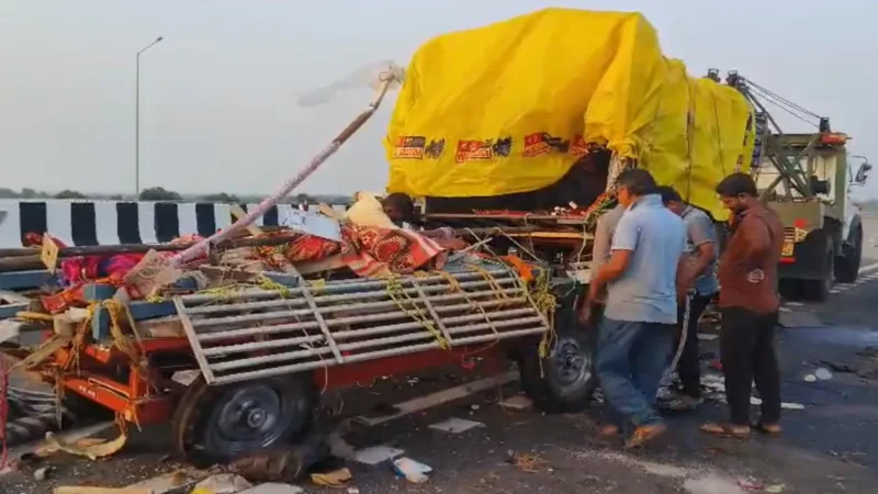 महाराष्ट्र में समृद्धि हाईवे पर भीषण हादसा, ट्रक और पिकअप वैन की टक्कर में 7 की मौत, 21 लोग घायल
