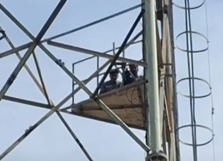 बदायूं में मंदिर कमेटी के खिलाफ दो युवक मोबाइल टावर पर चढ़े