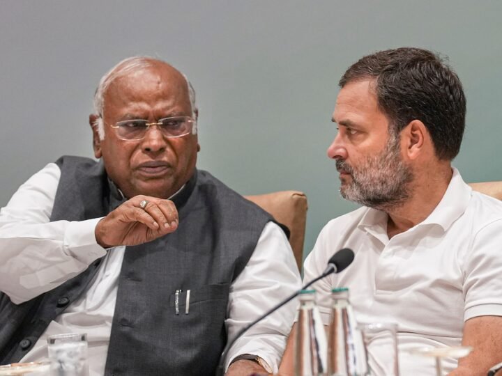 SIR के मुद्दे पर कांग्रेस की बैठक, खरगे-राहुल समेत बड़े पदाधिकारी मौजूद