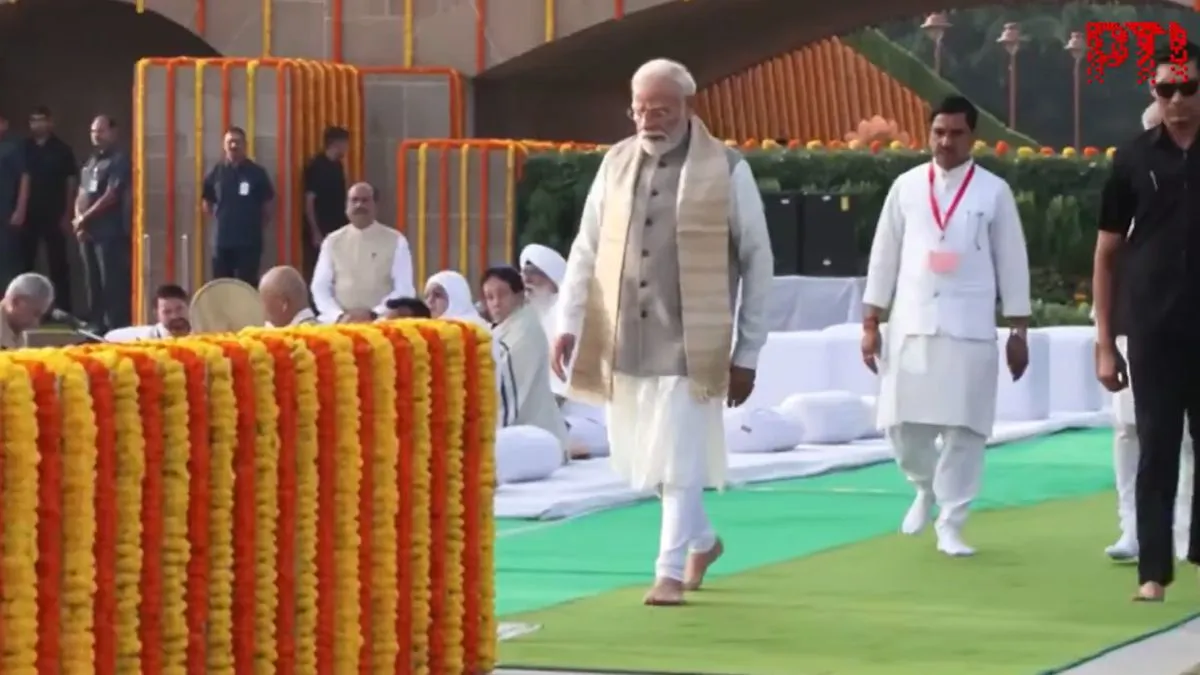 PM मोदी ने बापू को राजघाट पहुंचकर दी श्रद्धाजंलि, लाल बहादुर शास्त्री को भी किया याद