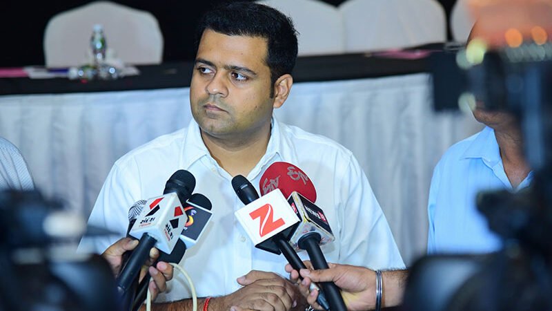 अखिलेश यादव हिरासत में, धनराज नथवानी ने कहा- लोकतांत्रिक बातचीत का समाधान जल्द होना चाहिए