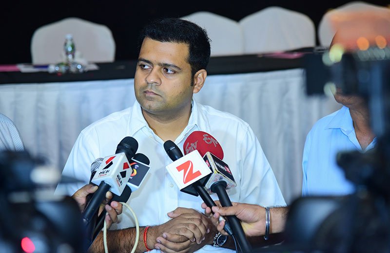 अखिलेश यादव हिरासत में, धनराज नथवानी ने कहा- लोकतांत्रिक बातचीत का समाधान जल्द होना चाहिए