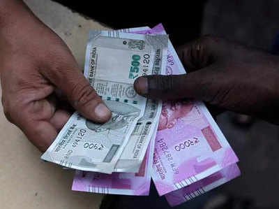 आगरा में दिवाली की खरीदारी के दौरान 14 लाख की चोरी